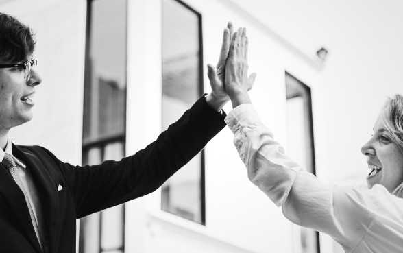 agt-akademie-businesspeople-giving-high-five-together-2000